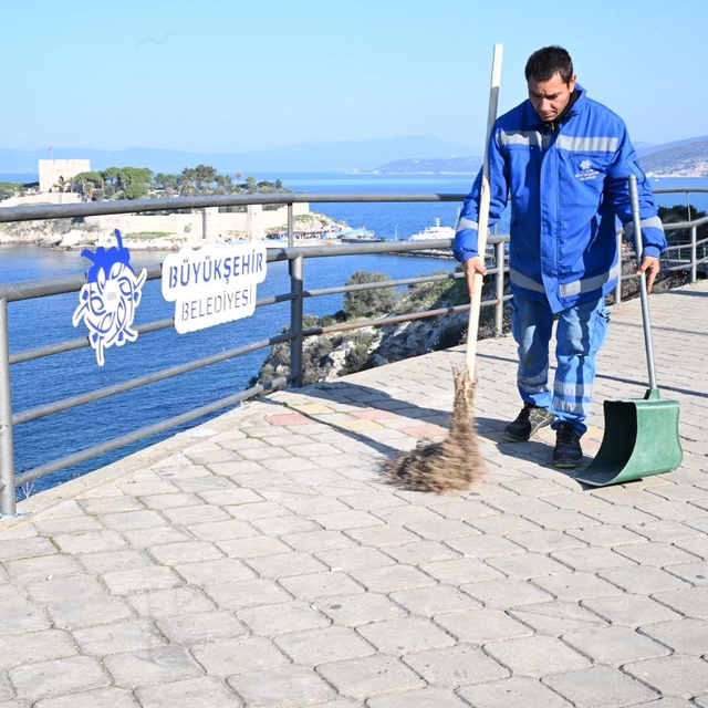 Büyükşehir'den Kuşadası'nda çevre temizliği