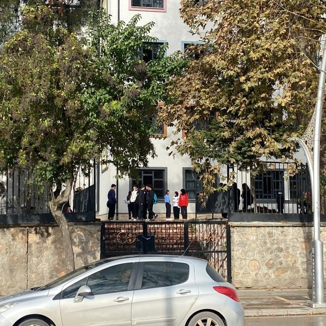 Lisede 3. kattan düşen öğrenci ağır yaralı