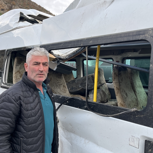 Artvin'de üzerlerine kaya yağan minibüs şoför yaşadıkları korku dolu anları...