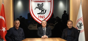 Samsunspor yönetimi, 'sözde taraftarlar'dan şikayetçi: "Makyajlı Samsunlular"
Samsunspor Başkanvekili Veysel Bilen:
"Sözde taraftarlardan şikayetçiyim, makyajlı Samsunlular iyi günde gururlanıyor, kötü günde oklarını çıkarıyor"
"Mainz maçı bizim için çok önemli"
Fuat Çapa: "Bizim gençlerimiz de tecrübeli ağabeylerini görse aynı hareketi yapar"