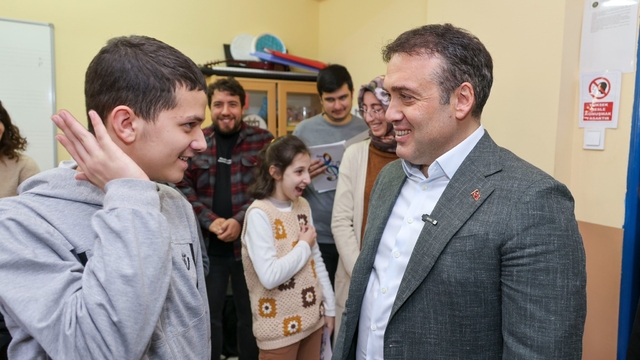 Vali Sözer'den özel öğrencilere destek