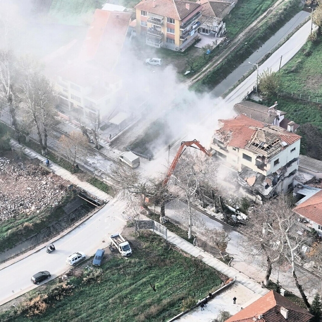 Sındırgı'da depremde ağır hasar alan binaların yıkımı sürüyor