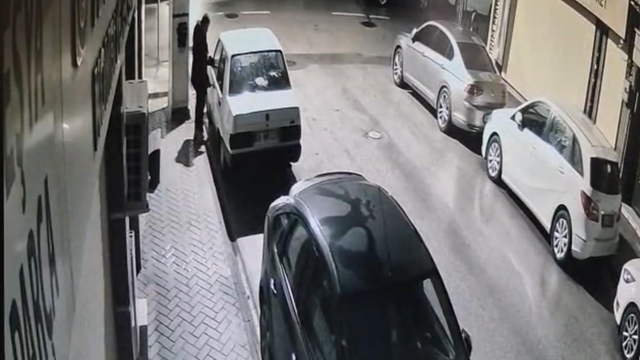 Park halindeki otomobilin teybini 46 saniyede çaldı, o anlar kamerada