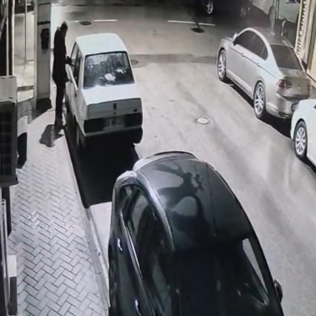 Park halindeki otomobilin teybini 46 saniyede çaldı, o anlar kamerada