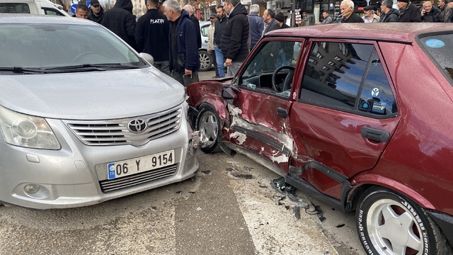 Çorum'da üç araç çarpıştı: Sürücüler burnu bile kanamadan kurtuldu