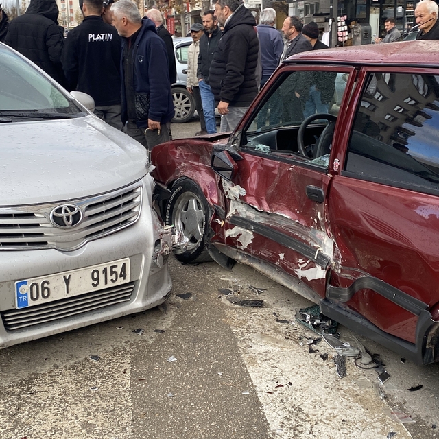 Çorum'da üç araç çarpıştı: Sürücüler burnu bile kanamadan kurtuldu