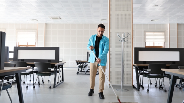Kütüphanede memur, amfide tıp öğrencisi
Temizlik görevlisi olarak çalıştığı üniversitede tıp eğitimi alıyor
Kütüphanede temizlik görevlisi olarak çalışan tıp fakültesi öğrencisinden ilham veren başarı öyküsü