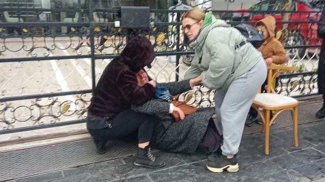 Kuyumcu mağdurlarının eyleminde yaşlı kadın fenalaştı
Dolandırıldıklarını iddia eden vatandaşlar kuyumcunun evinin önünde eylem yaptı
"Kanser hastasıyım, tedavi görüyorum. Babası yılların esnafı olduğu için darbe yiyeceğimiz aklıma gelmedi"