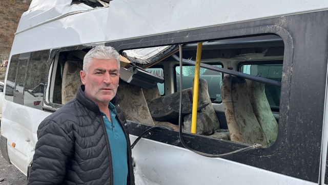 Artvin'de üzerlerine kaya yağan minibüs şoför yaşadıkları korku dolu anları anlattı
Minibüs şoförü: "Bugün bizim ikinci doğum günümüz"