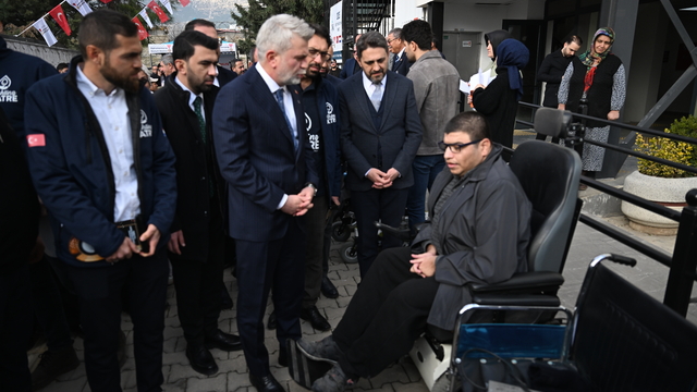 Kahramanmaraş'ta engelli vatandaşlara akülü sandalye ve elektrikli motor desteği