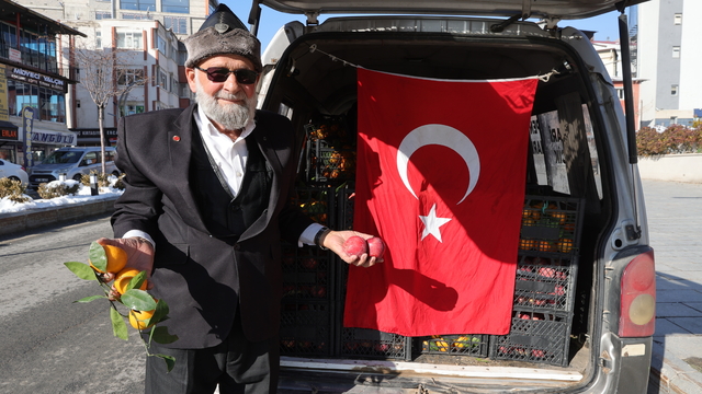 "Elmacı Dede" Hakkari'deki askerlere elma ve mandalina getirdi