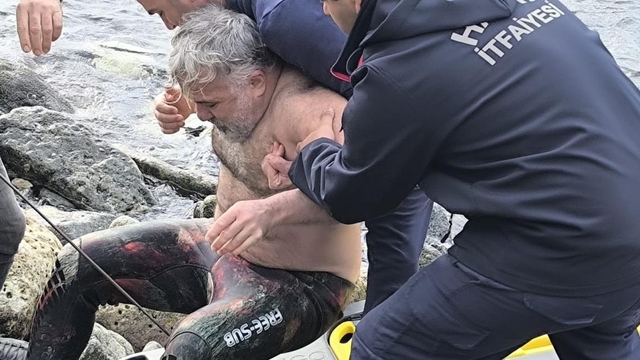 Zıpkın bacağına saplandı, ayağında zıpkınla hastaneye götürüldü