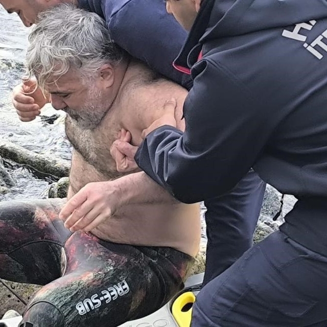 Zıpkın bacağına saplandı, ayağında zıpkınla hastaneye götürüldü