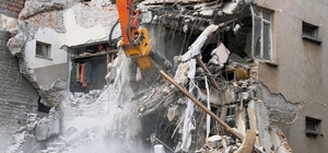 Sındırgı'da depremin izleri siliniyor
Hasarlı binalar bir bir yıkılıyor