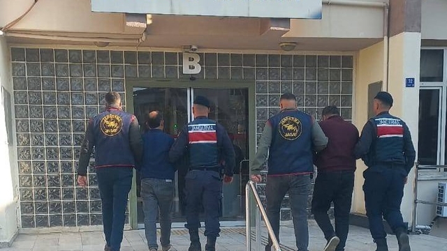 Bahçeden çalındı, fabrikada bulundu
400 kiloluk zeytin hırsızlığı Aydın'da ortaya çıkarıldı