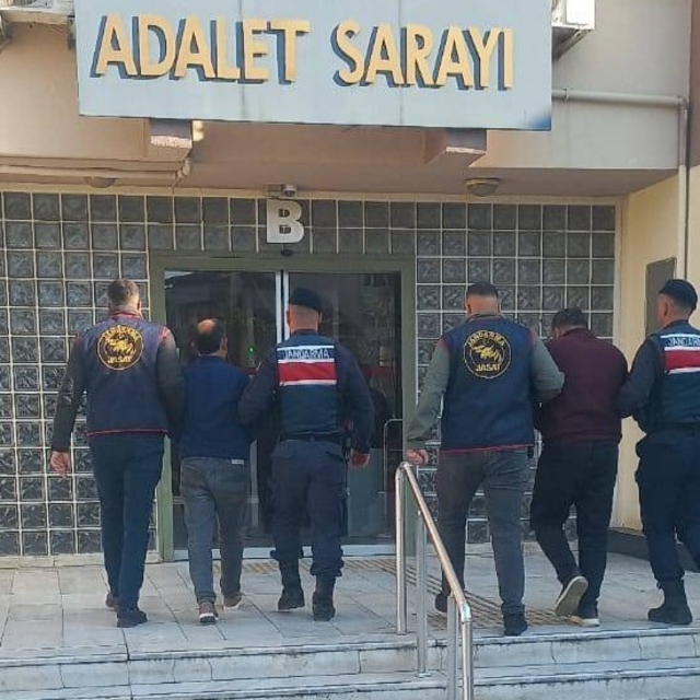 Bahçeden çalındı, fabrikada bulundu
400 kiloluk zeytin hırsızlığı Aydın'da...