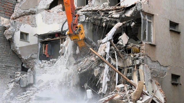 Sındırgı'da depremin izleri siliniyor
Hasarlı binalar bir bir yıkılıyor