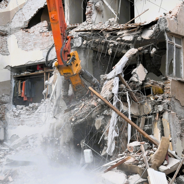 Sındırgı'da depremin izleri siliniyor
Hasarlı binalar bir bir yıkılıyor