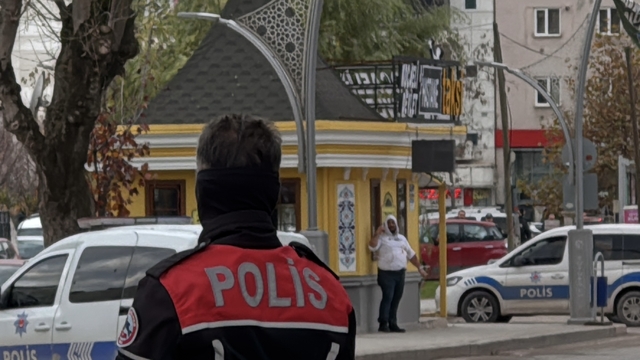 Kocaeli'de kendini taksi durağında bıçak ve silahla yaralayan kişi hastaneye kaldırıldı