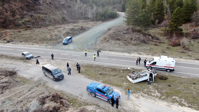 Kastamonu'da otomobil ile çarpışan kamyonet ters döndü: 1 ölü, 1 yaralı