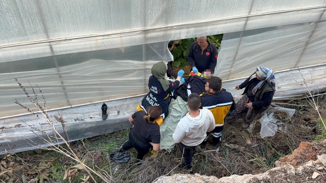 7 metrelik duvardan düşen çiftçi yaralandı
Düşmenin etkisiyle ayağı kırılan ve bulunduğu yerde mahsur kalan çiftçiyi itfaiye ekipleri kurtardı