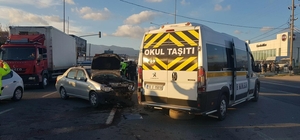 Balıkesir'de öğrenci servisi ile otomobil çarpıştı: 7 yaralı