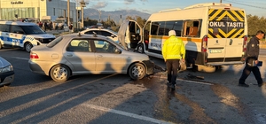 Balıkesir’de öğrenci servisi ile otomobil çarpıştı: 7 yaralı
