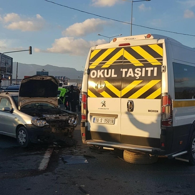 Balıkesir'de öğrenci servisi ile otomobil çarpıştı: 7 yaralı