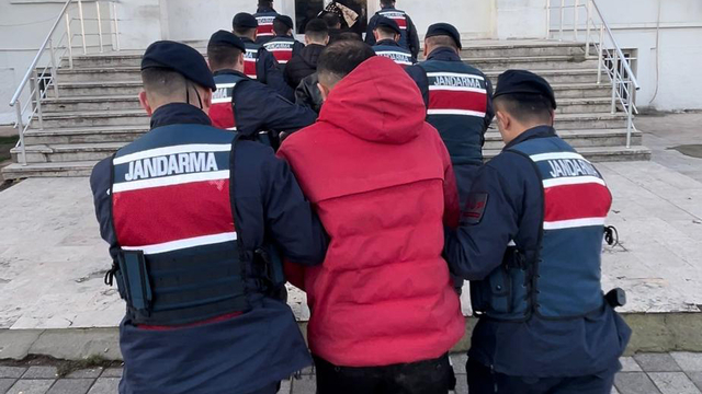 Yurt dışına kaçmak isterken yakalanan 5 Türk tutuklandı