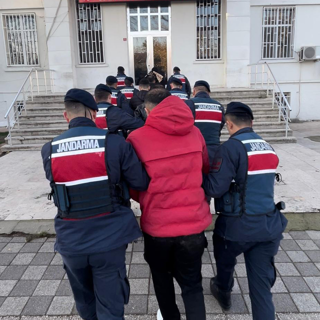 Yurt dışına kaçmak isterken yakalanan 5 Türk tutuklandı