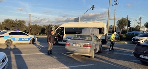 Balıkesir'de öğrenci servis minibüsüyle otomobilin çarpıştığı kazada 8 kişi yaralandı