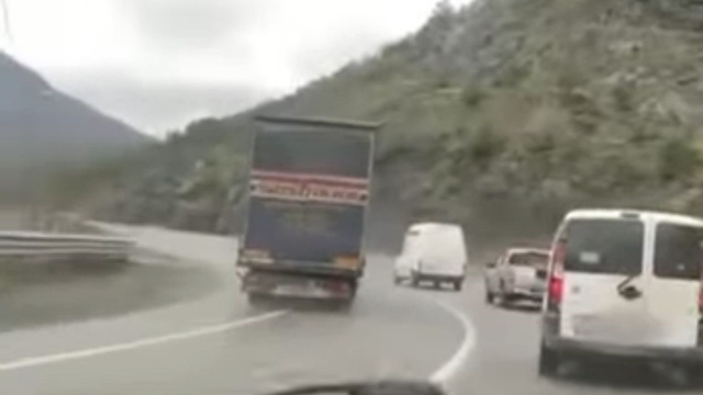 Hatalı sollama yapan tır sürücüsüne ceza