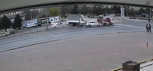 Ortalığın savaş alanına döndüğü kaza kamerada