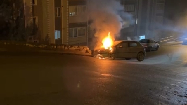 İstinat duvarına çarpan otomobil alev aldı