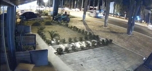 Otomobilin çarpması ile metrelerce yükseğe savrulan motosiklet sürücüsü hayatını kaybetti