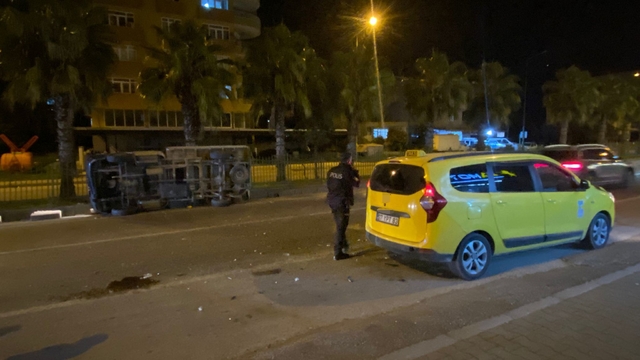 Serik'te ticari taksi ile kamyonet çarpıştı: 2 yaralı