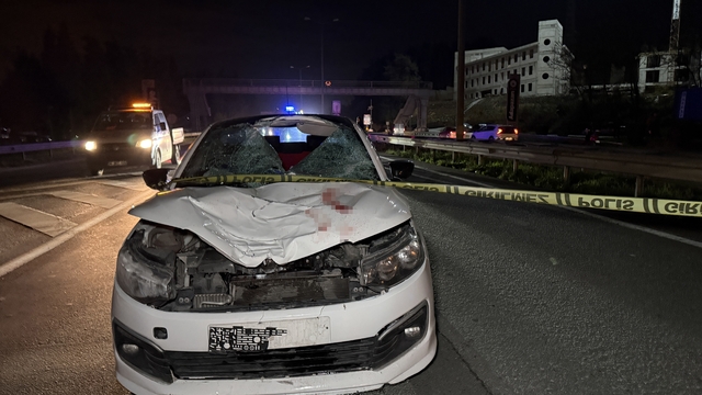 Yaya geçidine 20 metre mesafede kaza: 1 ölü
Kağıt gibi ezilen kaput kazanın boyutunu gözler önüne sererken, sürücünün ehliyetinin olmadığı öne sürüldü