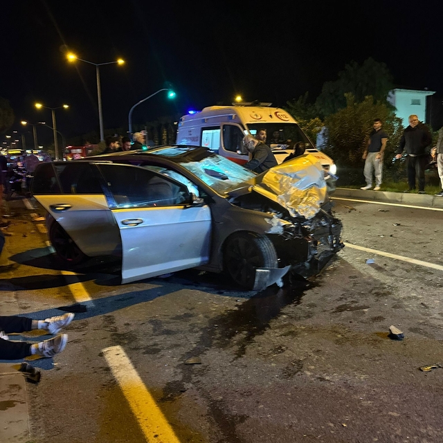 Otomobil ile motosiklet çarpıştı: 1 ölü, 2 yaralı