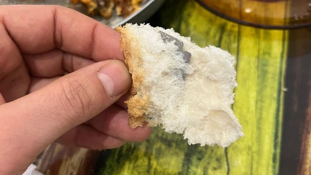 Ekmeğin içinden çıkanı görünce şok oldu
Nevşehir'de bir vatandaşın kahvaltı için aldığı ekmeğin içinden jilet çıktı