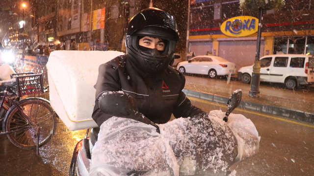 Van merkeze mevsimin ilk karı düştü