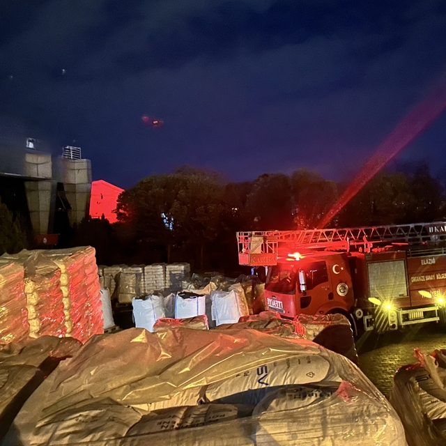 Yalıtım fabrikasında yangın: 16 kişi dumandan etkilendi