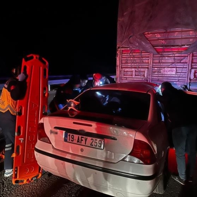 Tıra çarpan otomobil hurdaya döndü: 1 ölü
Kaza anında sosyal medya üzerinde...