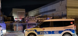 Atık maddeler alev aldı, fabrikaya sıçrayan yangın büyümeden söndürüldü
