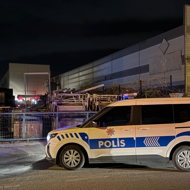 Atık maddeler alev aldı, fabrikaya sıçrayan yangın büyümeden söndürüldü
