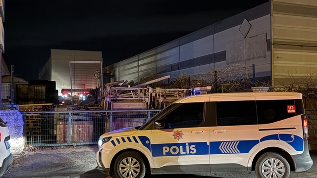 Atık maddeler alev aldı, fabrikaya sıçrayan yangın büyümeden söndürüldü