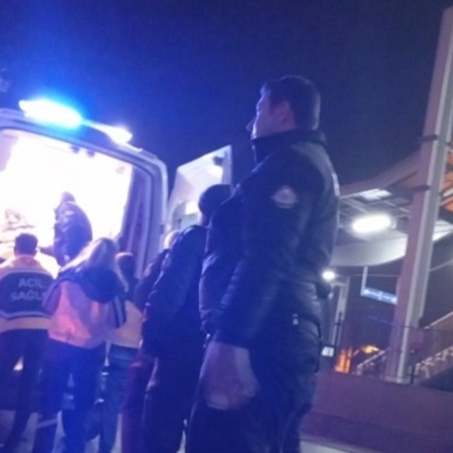 Bursa'da gece saatlerinde eğlence mekanı önünde silahlı kavga: 1'i ağır, 2...