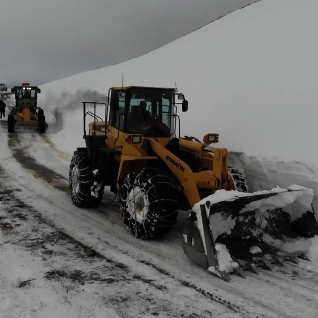 Erzincan'da kardan ulaşıma kapanan 12 köy yolu açıldı