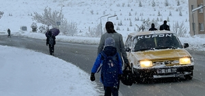 Van’da yoğun kar yağışı: Uçak seferleri rötar yaptı