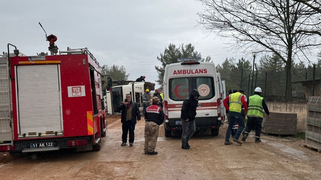 Bilecik'te devrilen hafriyat kamyonunun sürücüsü yaralandı