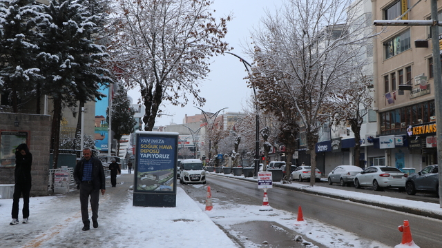 Van'da kar yağışı nedeniyle 90 yerleşim yeri ulaşıma kapandı